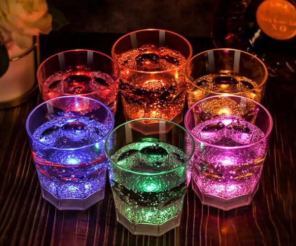 Confezione da 6 Bicchieri Tumbler 250 ml con 6 Colorazioni LED - immagine 4