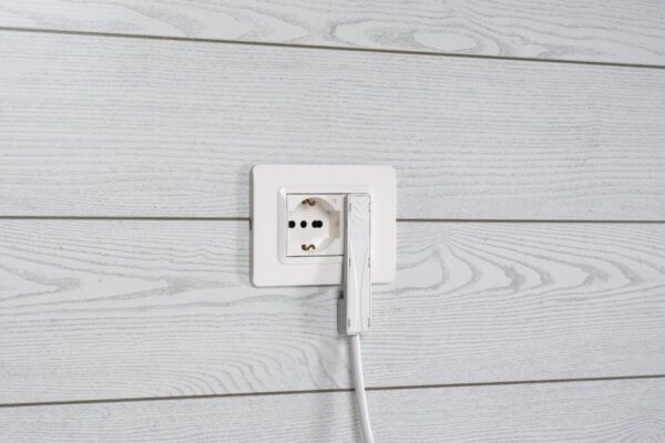 Spina Italiana Ultrapiatta 2P+T 10A Bianco - immagine 5