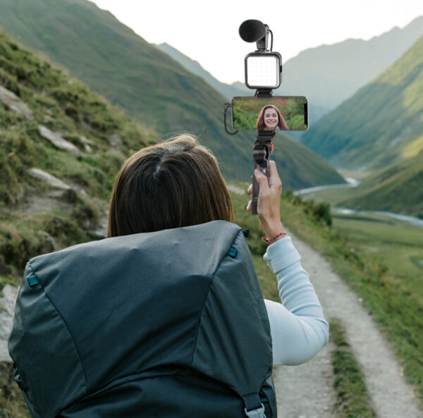 Kit Vlogger Treppiede per Smartphone 4,7''7'' con Luce LED e Microfono Direzionale - immagine 7