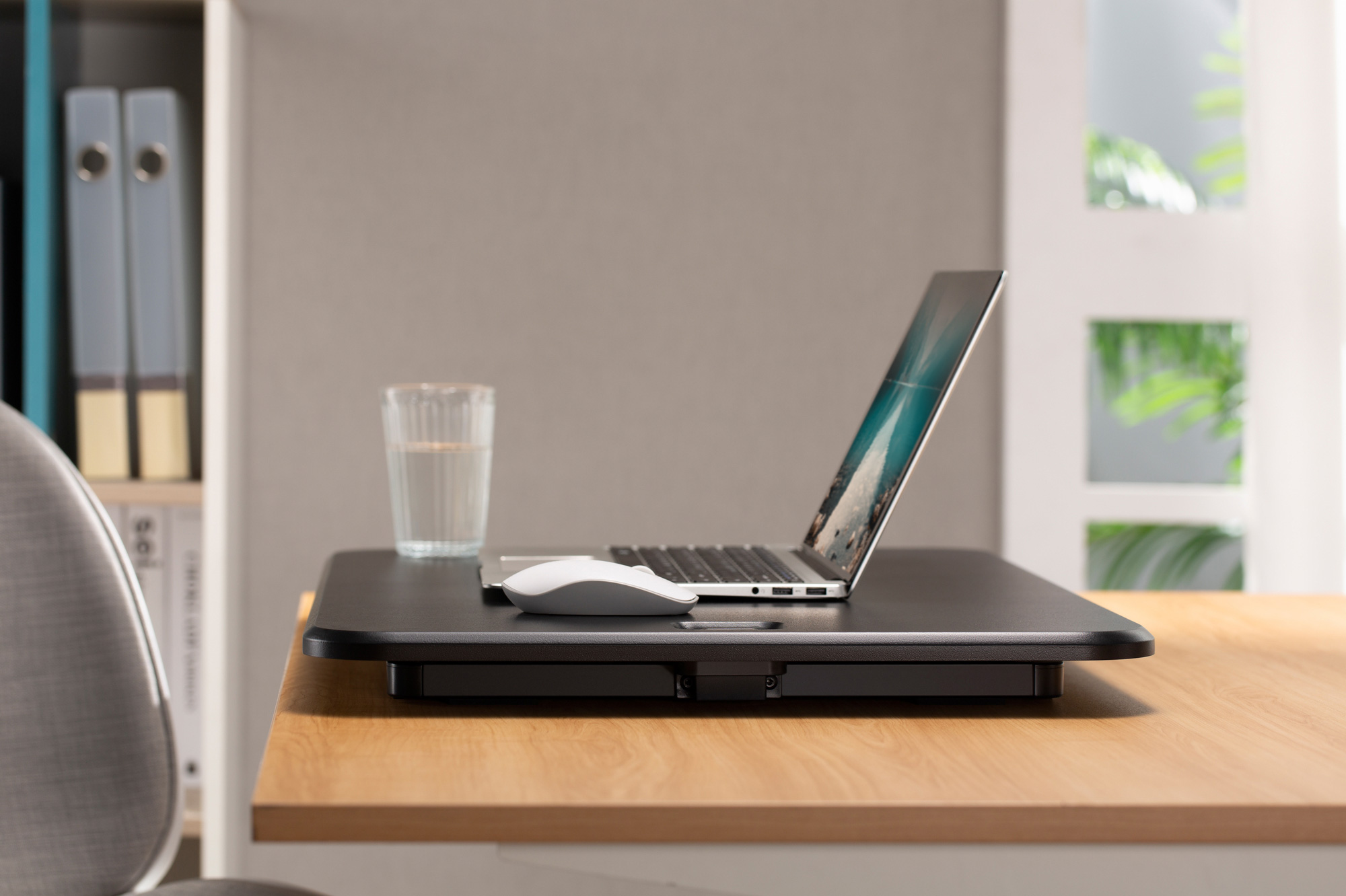 Convertitore da Scrivania In Piedi Postazione di Lavoro Sit Stand Ultra Slim Altezza Regolabile - immagine 8