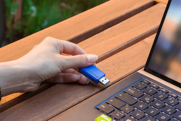 Due Chiavette Store 'n' Click 32GB Rosso e Blu - immagine 3
