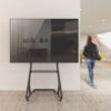 Supporto a pavimento per TV da 60'' a 105'' - immagine 9